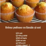 Brioșe cu unt și lămâie proaspete pe un platou, servite cu lămâie felii.