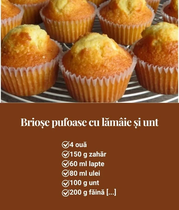 Brioșe cu unt și lămâie proaspete pe un platou, servite cu lămâie felii.