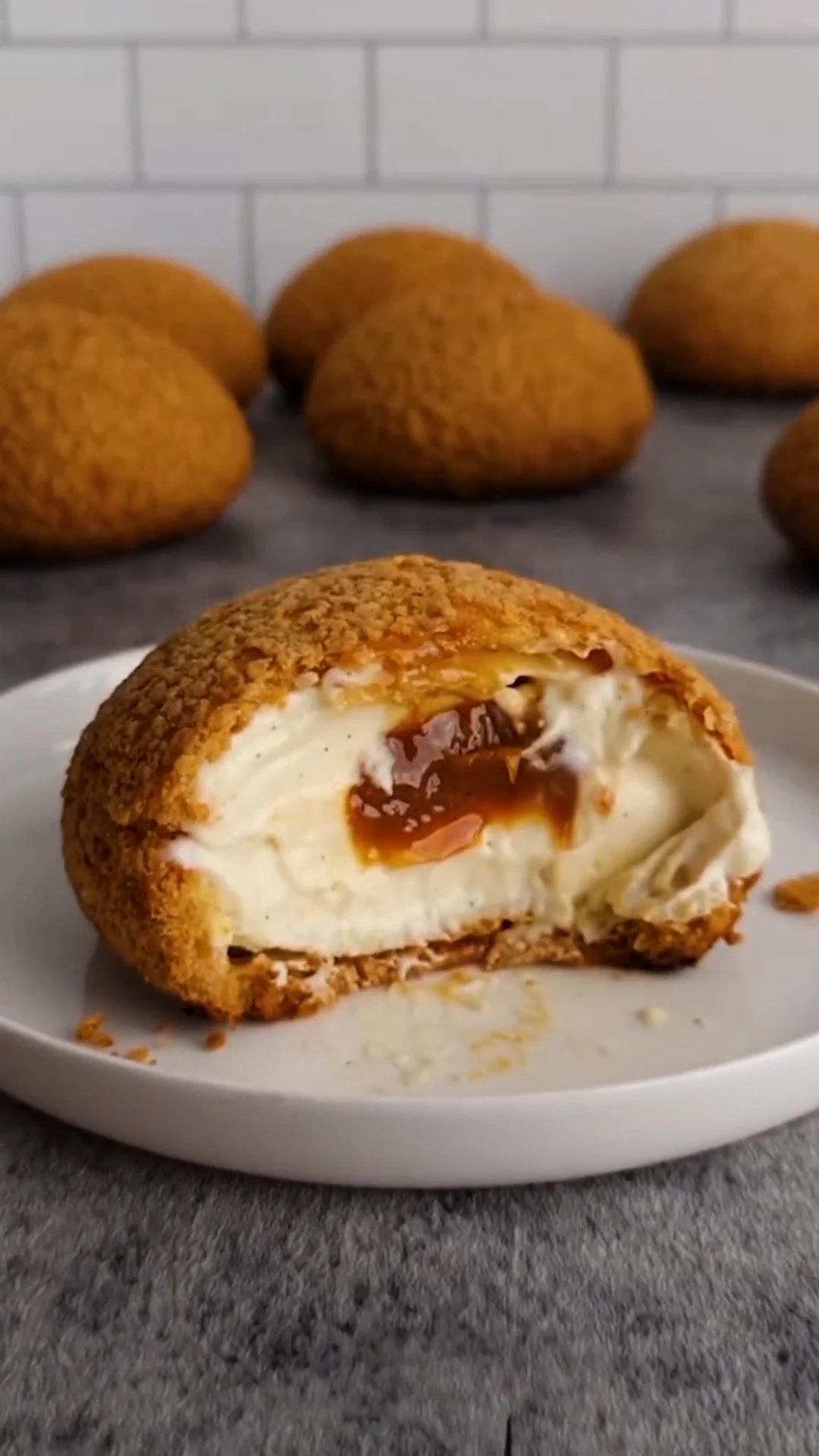 Choux cu vanilie proaspete, decorat cu cremă delicioasă de vanilie