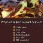 Prajitură cu iaurt și fructe delicioasă servită la tavă