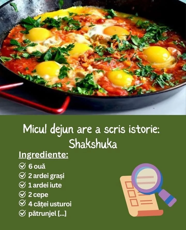 Plată de shakshuka gustoasă cu ouă și sos de roșii proaspete