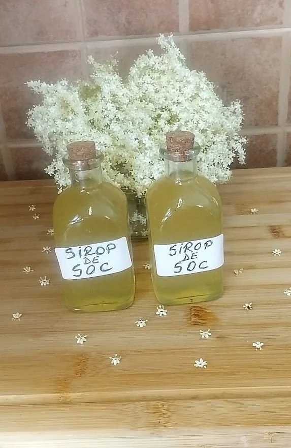 Sirop de soc natural în sticlă, ideal pentru băuturi și rețete sănătoase.