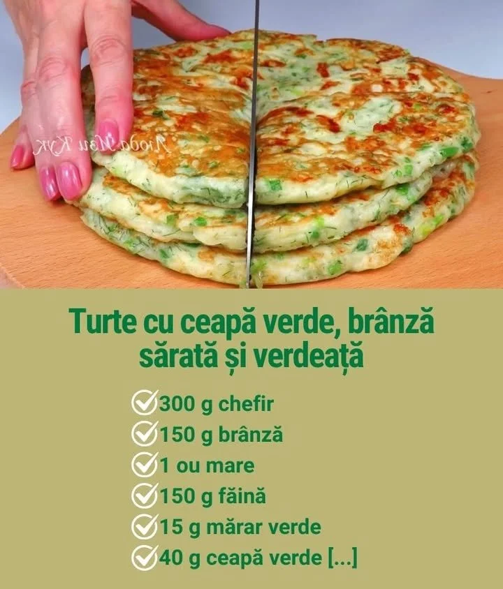 Turte cu ceapă și brânză gătite acasă, servite pe un platou