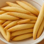 Batoane cu sequilhos decorate și prăjite, deliciu dulce din bucătăria braziliană.