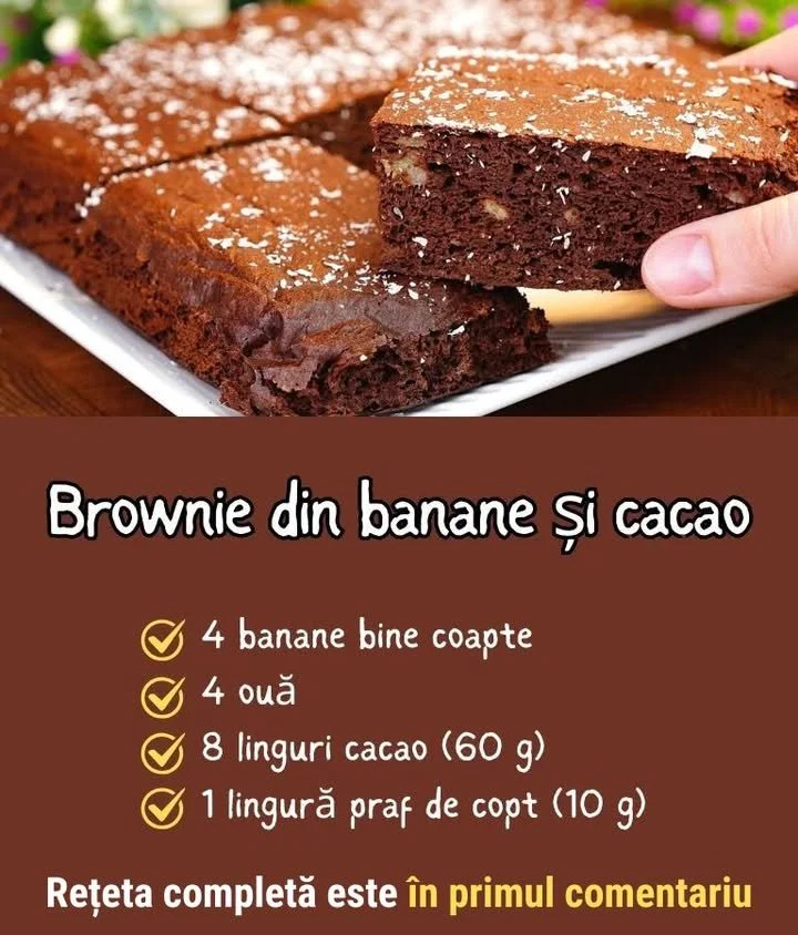 Brownie din banane și cacao servit pe o farfurie albă