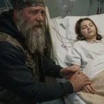 Motociclist citind povești unei fiice aflate în comă de șase luni.