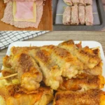 Frigăruile de carne la grătar cu legume proaspete.