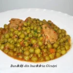 Mazăre cu carne de porc servită într-un bol delicios