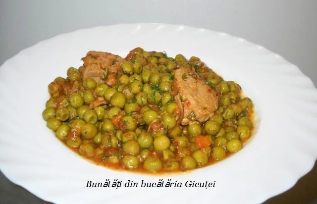 Mazăre cu carne de porc servită într-un bol delicios