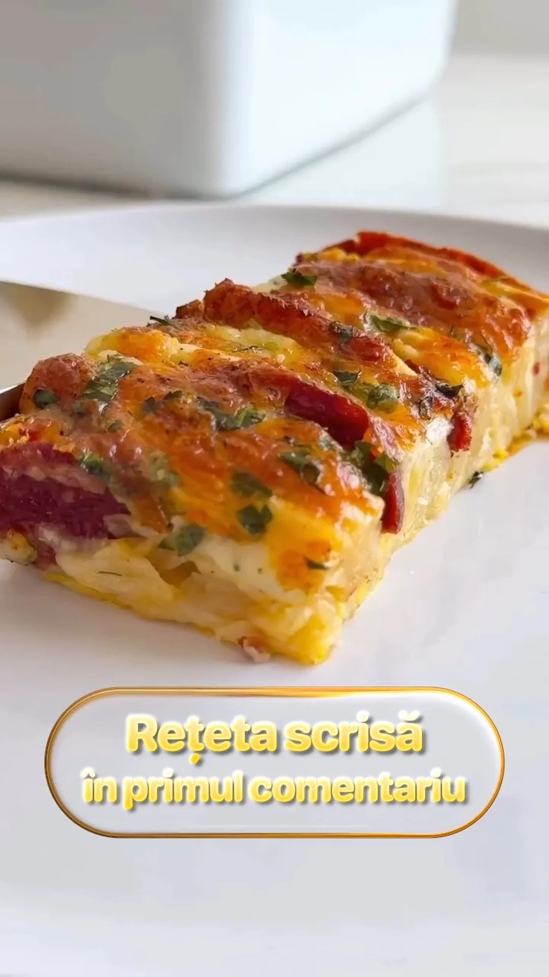 Plăcintă rapidă cu cașcaval și salam, preparată din ingrediente simple.