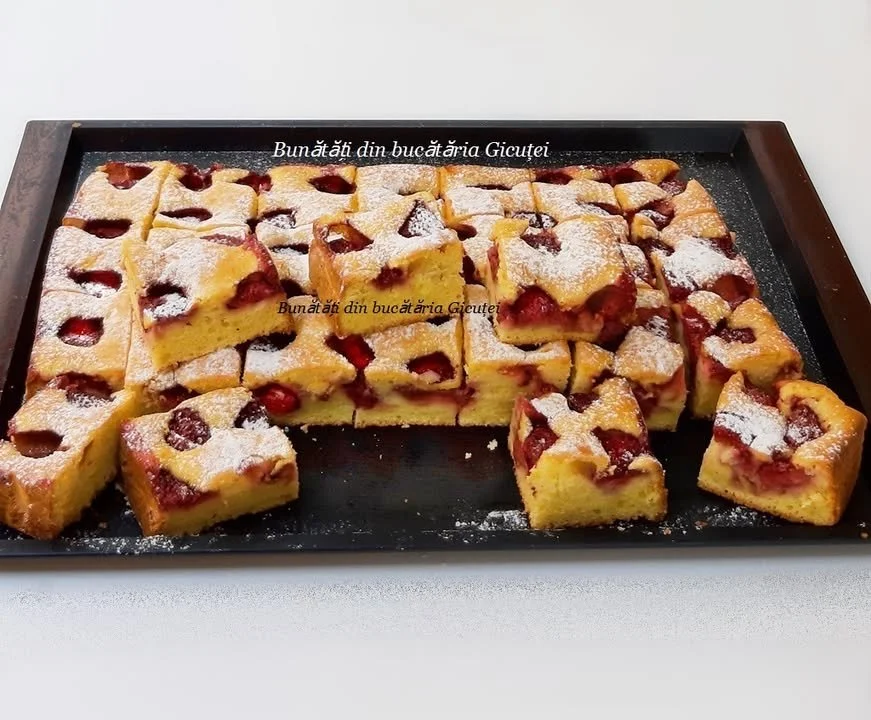 Prăjitură cu căpșuni și iaurt, o delicioasă rețetă ușoară de desert.
